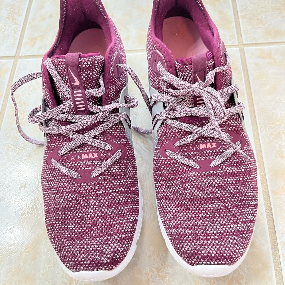 Nike AirMax knit sneaker size 10. Maroon, grey, white